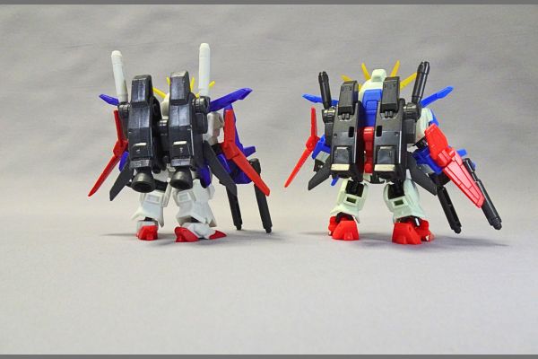 食玩モビリティジョイントガンダム10、ZZガンダムとモビルスーツアンサンブルのZZガンダム比較