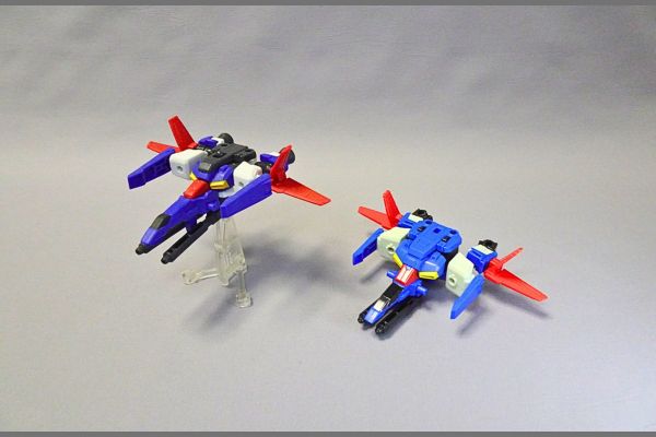 食玩モビリティジョイントガンダム10、ZZガンダムとモビルスーツアンサンブルのZZガンダム比較