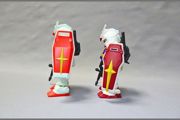 モビリティジョイントガンダム11のガンダムとモビリティジョイント１のガンダムとの比較