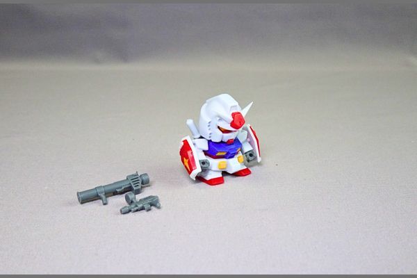 食玩の機動戦士ガンダムV作戦ビスケット付属のプラモデル「ガンダム」完成品の武器変更