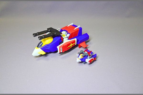 食玩の機動戦士ガンダムV作戦ビスケット付属のプラモデル「Gアーマー」完成品大きさ比較