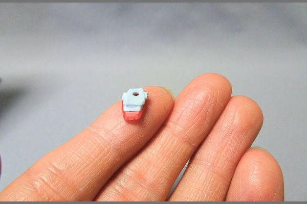 食玩の機動戦士ガンダムV作戦ビスケット付属のプラモデルパーツ