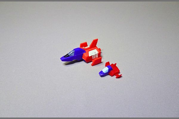 食玩の機動戦士ガンダムV作戦ビスケット付属のプラモデル「コア・ファイター」完成品大きさ比較