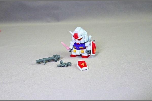 食玩の機動戦士ガンダムV作戦ビスケット付属のプラモデル「ガンダム」完成品の武器変更