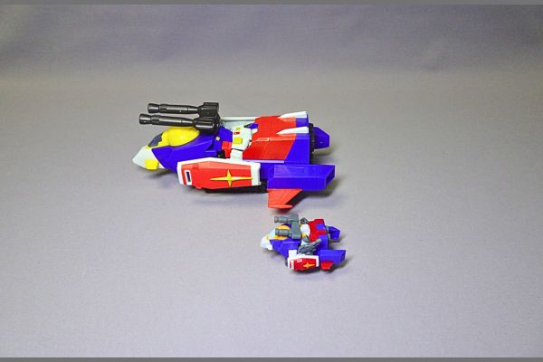 食玩の機動戦士ガンダムV作戦ビスケット付属のプラモデル「Gアーマー」完成品大きさ比較