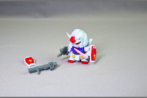 食玩の機動戦士ガンダムV作戦ビスケット付属のプラモデル「ガンダム」完成品の武器変更