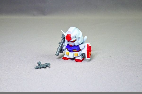 食玩の機動戦士ガンダムV作戦ビスケット付属のプラモデル「ガンダム」完成品の武器変更