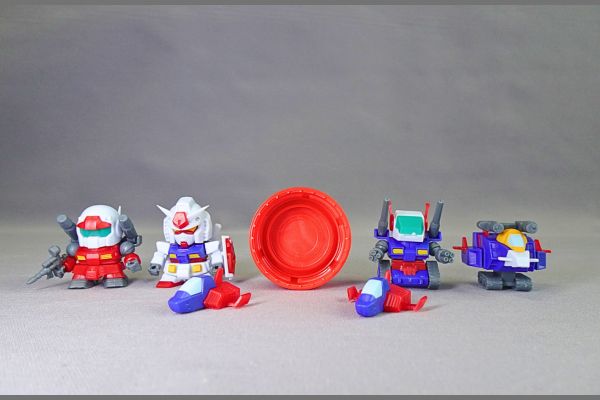 食玩の機動戦士ガンダムV作戦ビスケット付属のプラモデル5種類完成品大きさ比較