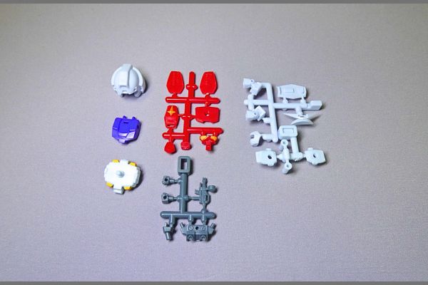 食玩の機動戦士ガンダムV作戦ビスケット付属のプラモデルパーツ